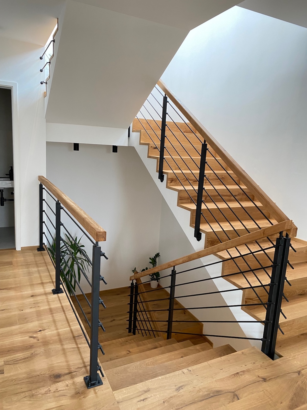 Masivní dubové schodiště na míru